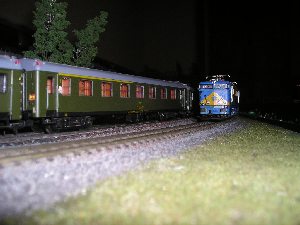 Talgo pasando por debajo de la caseta de enclavamiento