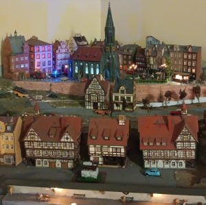 Detalle de una de nuestras maquetas donde se muestra una ciudad con su catedral