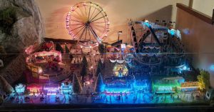 Detalle de una de nuestras maquetas donde se muestra una feria con varias atracciones